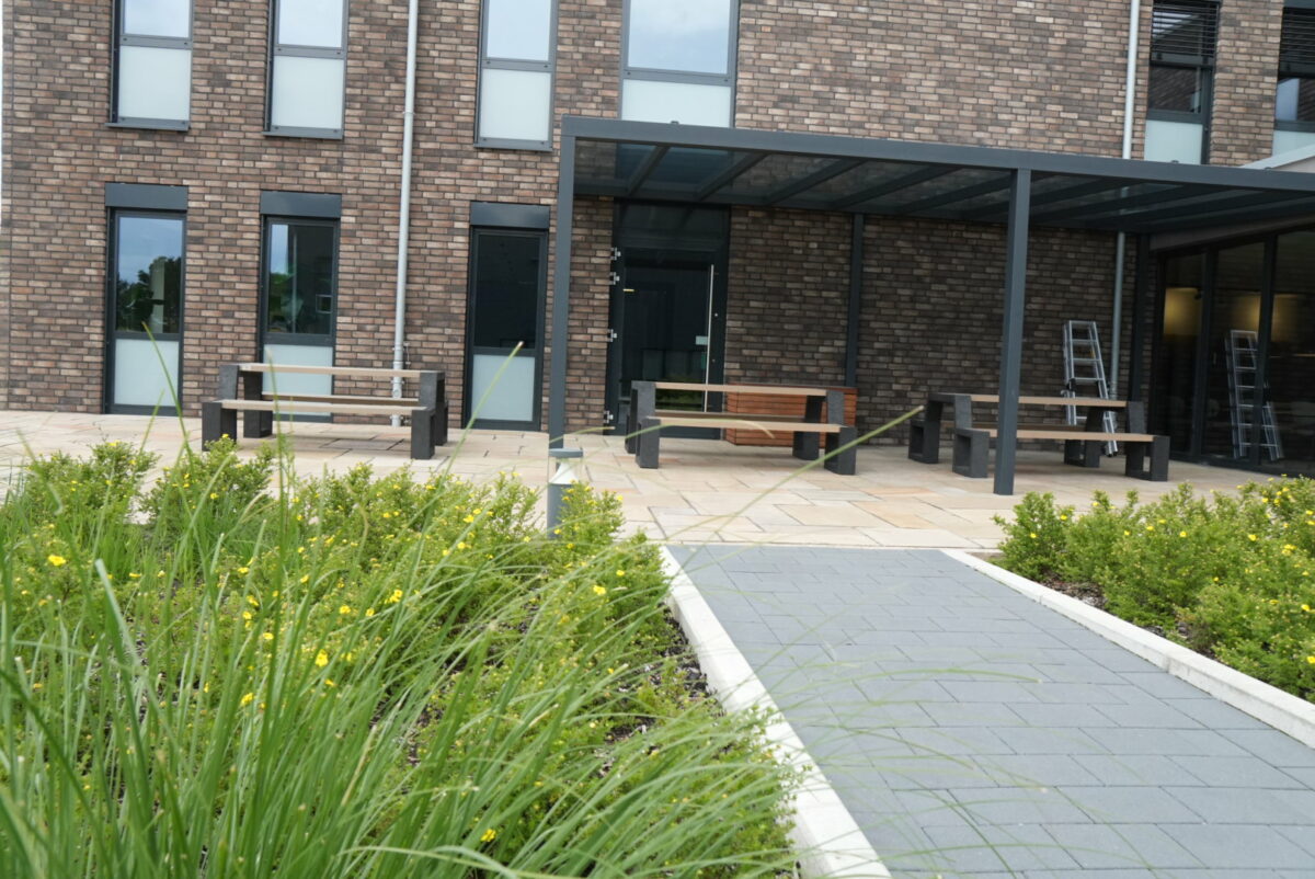 Govaplast Matrix parkmeubilair voor Beton und Monier Bau GmbH 5 Volledige inrichting van bedrijfsterras met Govaplast Matrix parkbanken en picknicktafels in Nordhorn